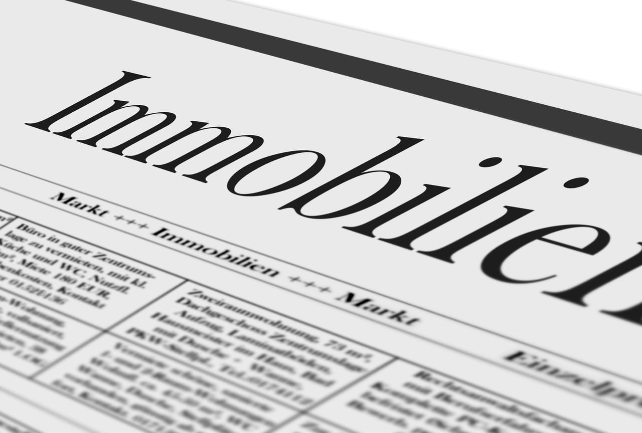 Aufgeschlagene Zeitung mit Immobilienanzeigen