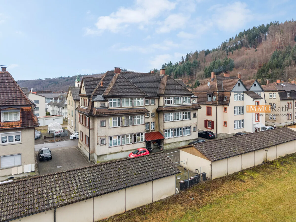 IMMORath.de - 4-Zimmerwohnung mit zwei Garagen