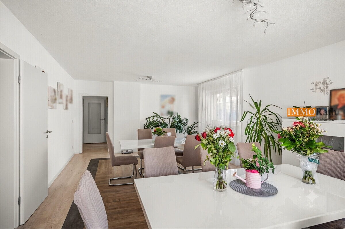 IMMORath.de – Gepflegtes Einfamilienhaus mit großzügiger Wohnfläche, Garten & vier Garagen - Foto 2