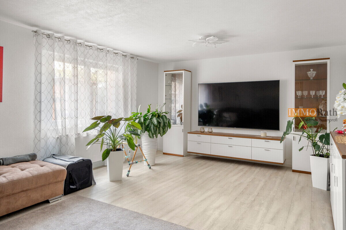 IMMORath.de – Gepflegtes Einfamilienhaus mit großzügiger Wohnfläche, Garten & vier Garagen - Foto 3