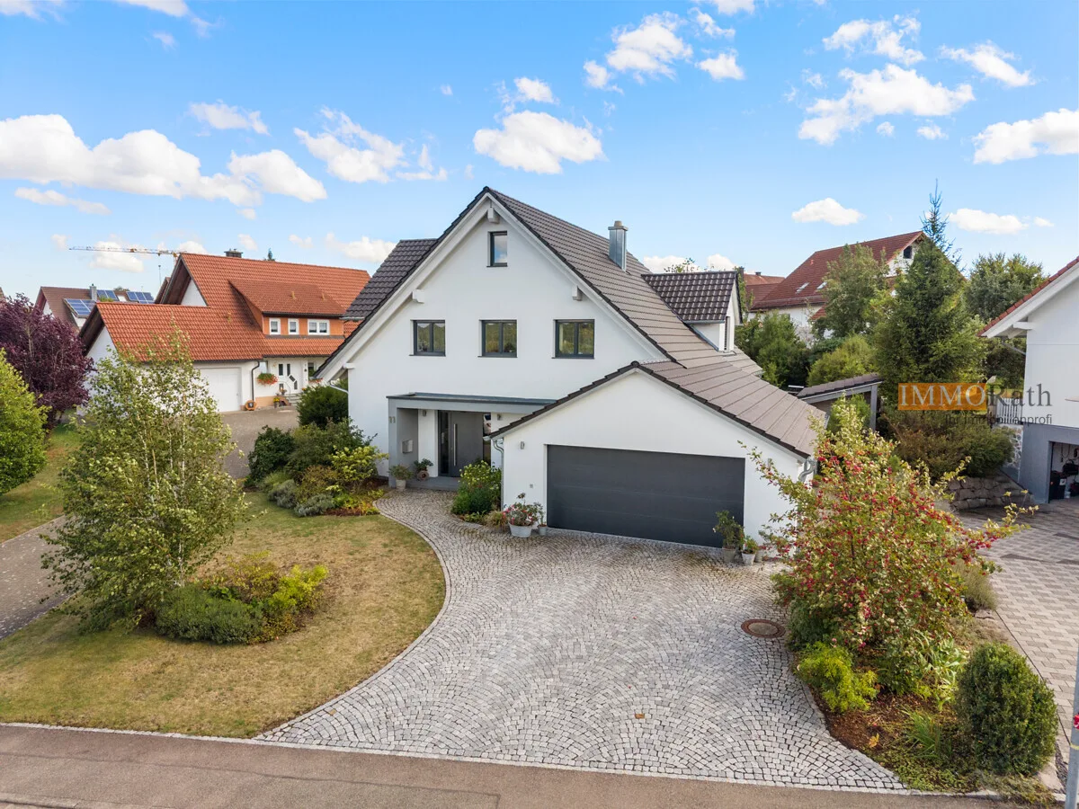 IMMORath.de – Architektenhaus mit angelegtem Garten und großzügigem Grundstück